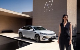 2L级油耗 2100+km续航 2845mm轴距，吉利银河A7定义混动家轿新标准